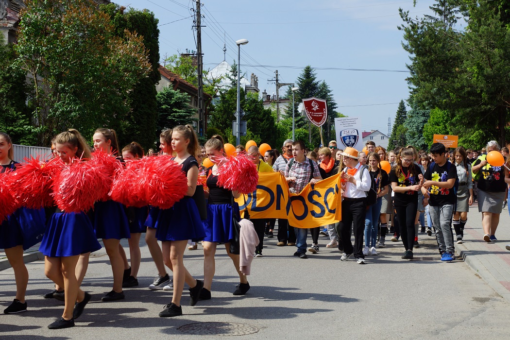 Pomarańczowy marsz godności inaugurujący jarosławskie DOFE zgromadził tłumy osób.